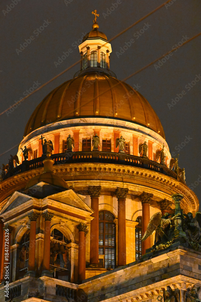 Naklejka premium Saint Isaac Cathedral by night in St. Petersburg, Russia