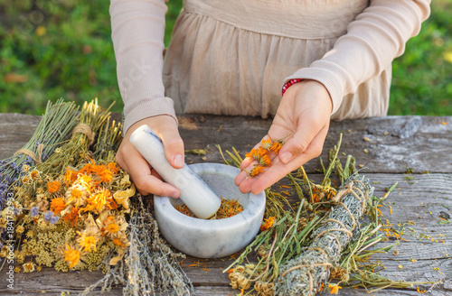 Foto Woman with dried medicinal herbs. Selective focus.