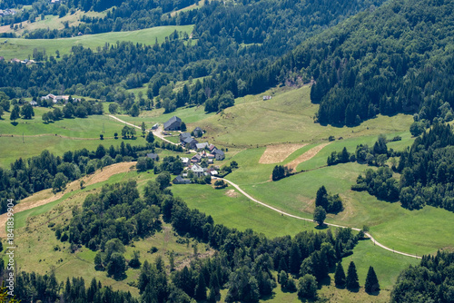 Un hameau dans les Alpes vu de haut