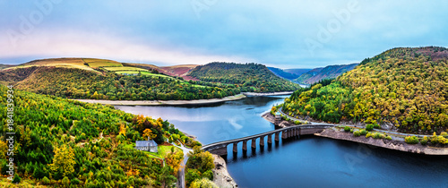 Schilderij op canvas Autumn over Garreg Ddu Dam from a drone, Elan Valley, Caban-Coch Reservoir, Rhay