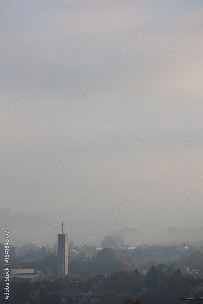 Naklejka premium Cloudy sky with a tall building in the background
