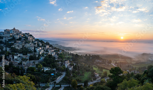 Sonnenaufgang über Gordes in der Provence im Herbst 