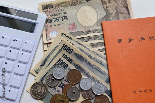 年金手帳と通貨 年金イメージ