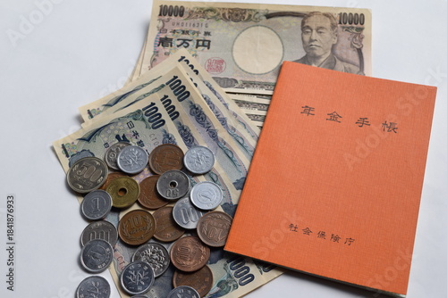 年金手帳と通貨 年金イメージ