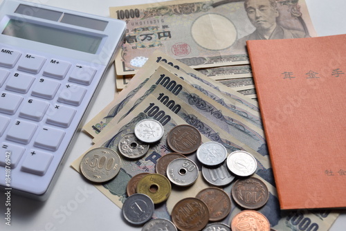 年金手帳と通貨 年金イメージ