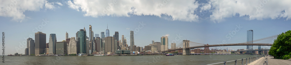 Naklejka premium Lower Manhattan skyline captured from Brooklyn with city skyscrapers and waterfront