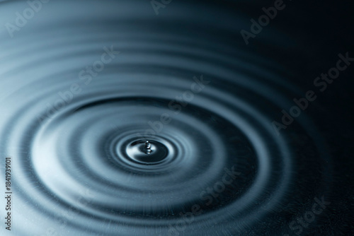 落ちてくる水と波紋。水玉。
