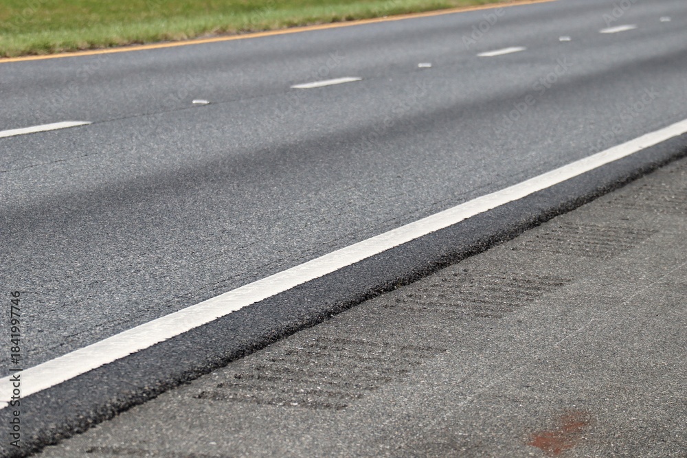 Obraz premium asphalt road in the morning
