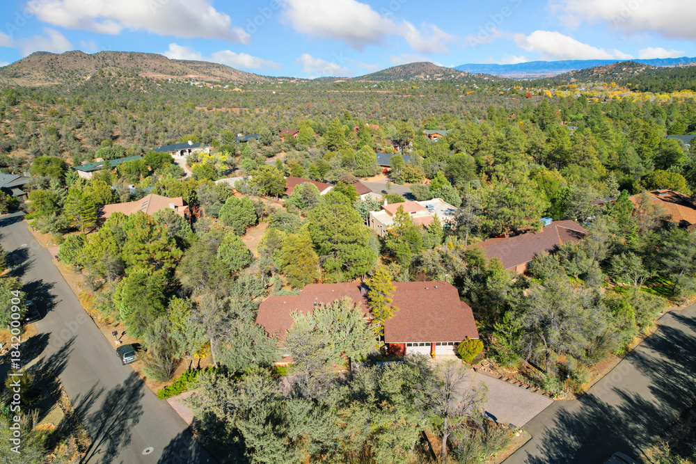 Fototapeta premium Quiet Suburban Setting Showcasing Environmentally Conscious Architecture And Beautiful Mountain Vistas