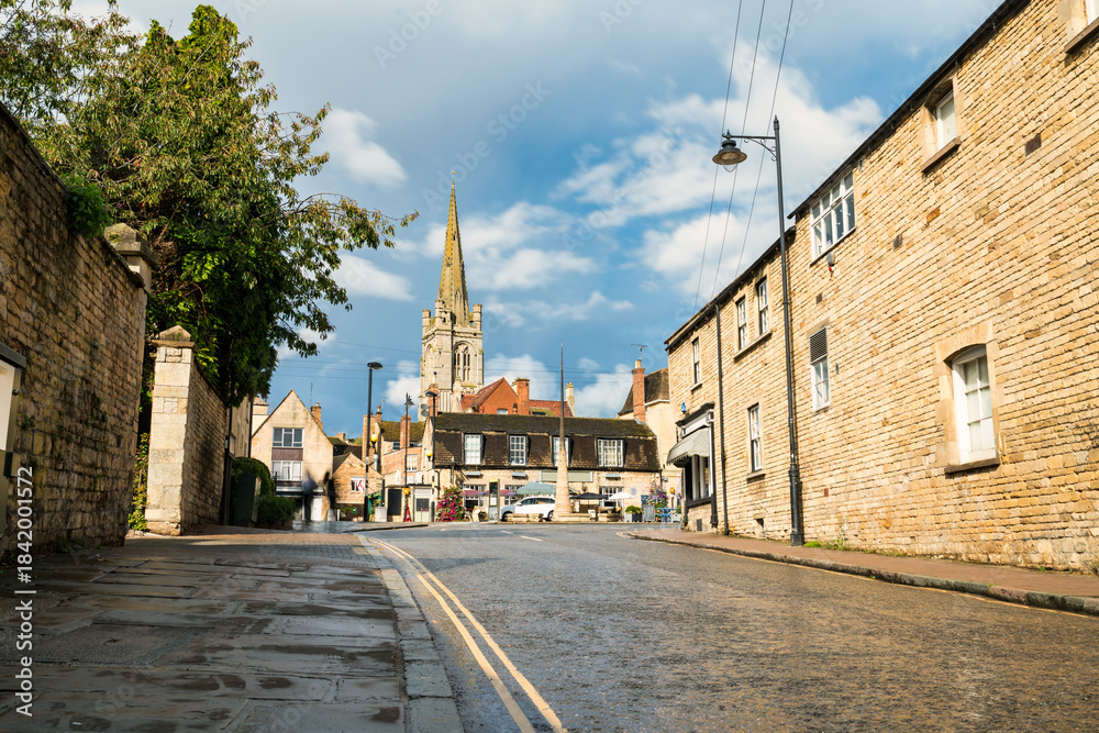 Obraz premium Castle Dyke road overlooking archtecture of Stamford town and tower of All Saints Church. England