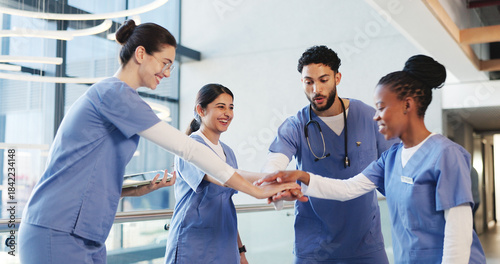 Foto Happy, people and doctors with handstack in hospital for celebration, surgery success and victory