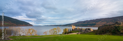 Castillo de Urquhart y Lago Ness en Escocia al atardecer