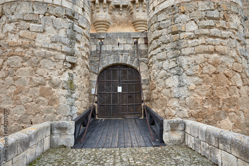 Photos View of the entrance to Fontaneda Castle in Ampudia with a drawbridge and crenel