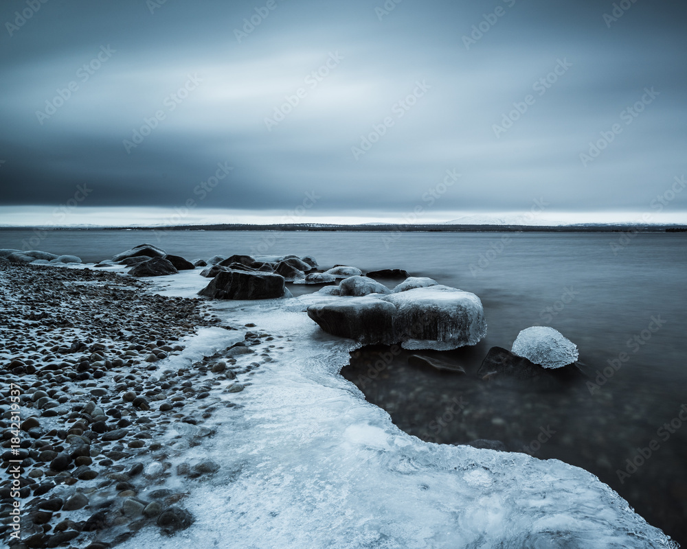 Obraz premium Ice forms on the shoreline of Lake Femunden in Norway during winter months