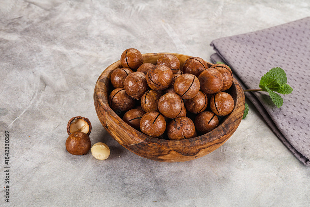 Obraz premium Sweet macadamia nut in the bowl