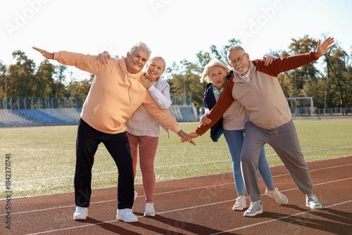 Group of sporty senior peop...