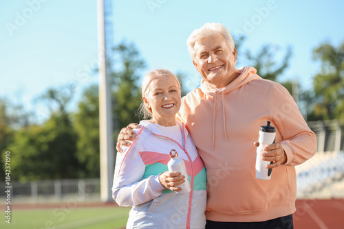 Sporty senior couple with w...