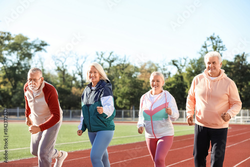 Group of sporty senior peop...