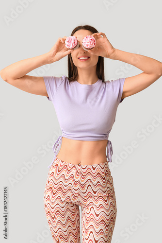 Young woman with sweet cupc...