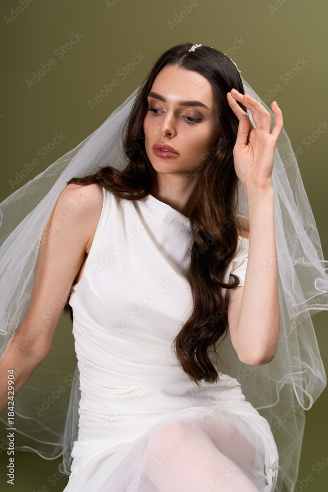 Naklejka premium Elegant young bride showcasing grace and beauty in a soft, romantic setting