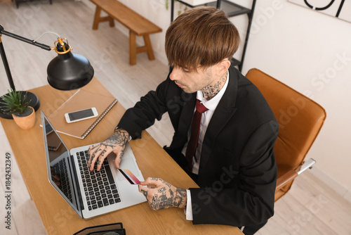 Young businessman with cred...