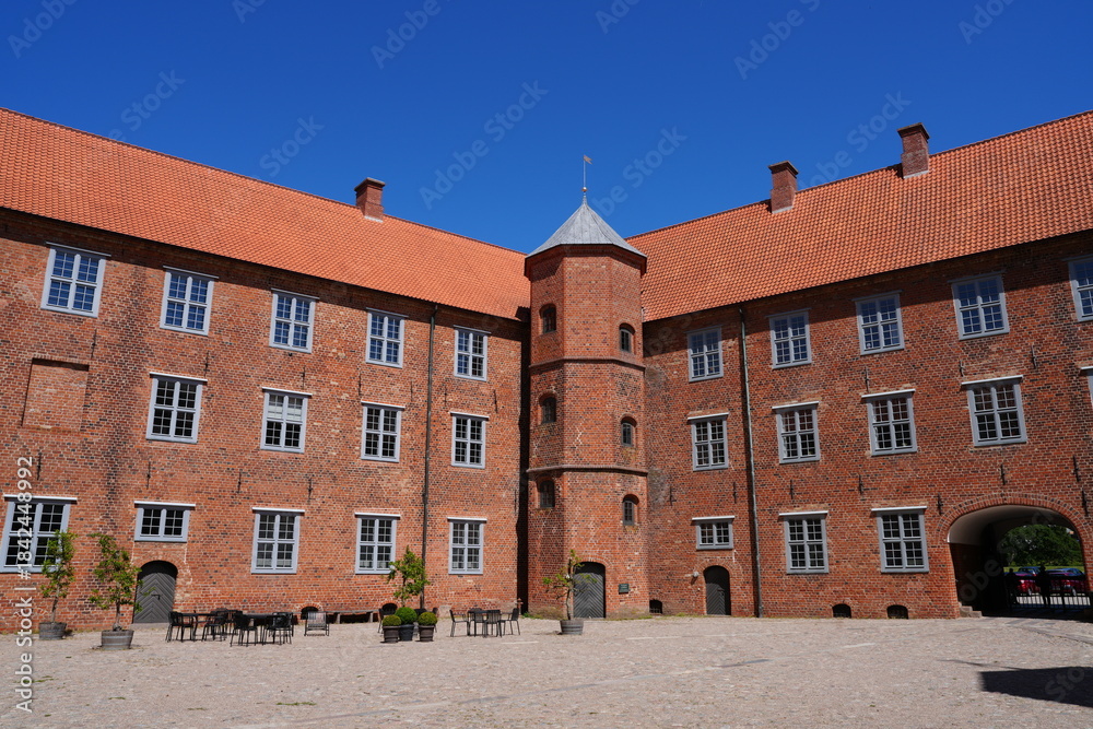 Fototapeta premium Schloss Sonderburg, Sønderborg Slot, Dänemark, dänisch, Bauwerk, rot, Backstein, Innenhof, Fassade, Turm, Museum, Himmel, blau, Sommer
