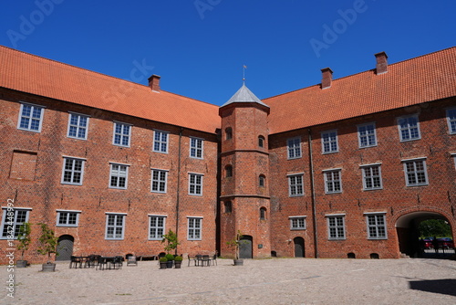 Schloss Sonderburg,  Sønderborg Slot, Dänemark, dänisch, Bauwerk, rot, Backstein, Innenhof, Fassade, Turm, Museum, Himmel, blau, Sommer