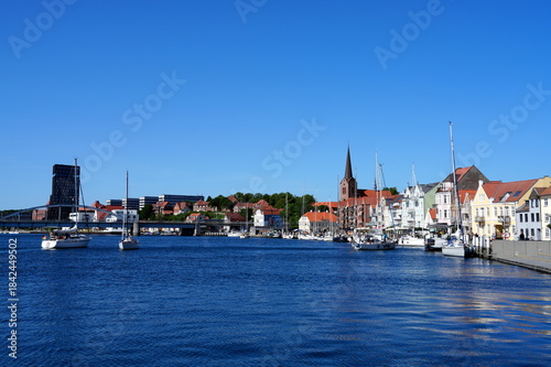  Panorama von Sonderburg, Sønderborg, Alssund, Als Sund, Dänemark, Stadthafen, Hafen, Brücke, Boot, Schiff, Marienkirche, Ortsbild, Kirche, Bauwerk, Stadtbild, Stadt, Architektur, Europa, Wasser