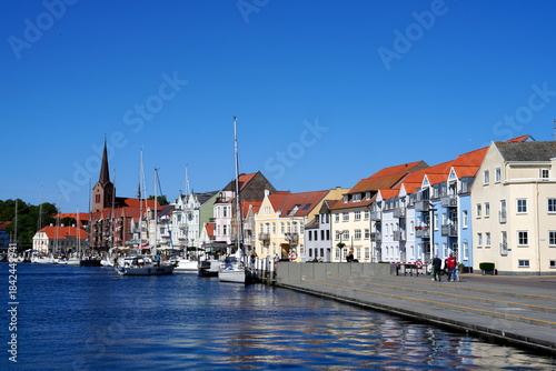 Stadthafen und Hafenstraße, Hafen, Sonderburg, Sønderborg am Alssund, Als Sund, Dänemark, Marienkirche, Haus, Bauwerk, Stadtbild, Stadt, Architektur, Europa, Wasser