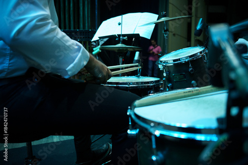 Baterista com baquetas