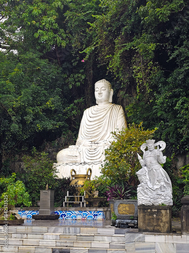 Foto Large white seated Buddha statue lush tropical jungle Marble Mountains, Da Nang