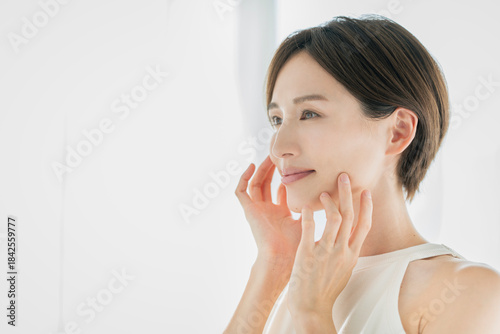 鏡を見ている女性　ビューティーイメージ