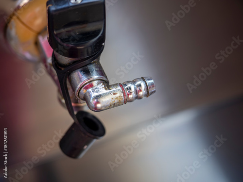 ホースエンド型のガス栓。ホース（ガスコード）を差し込む目印の赤い線。キッチン。