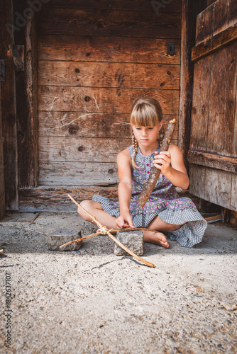 Spielendes Kind aus einfachen Verhältnissen