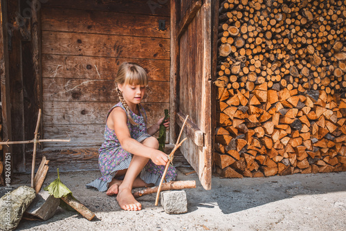 Spielendes Kind aus einfachen Verhältnissen