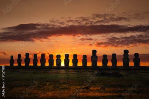 Quadro em tela Silhouettes of the 15 moai statues at Ahu Tongariki on Rapa Nui (Easter Island), Chile, against a spectacular sunrise