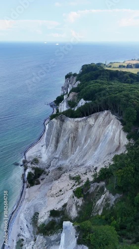 Vidéo aérienne de la plage et de la montagne de Mons Klint, au Danemark, près de Copenhague.