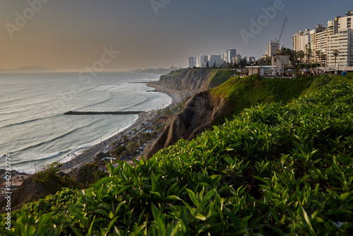 Obraz na plátně La Costa Verde unfolds beneath the cliffs of Barranco, connecting the pulse of L
