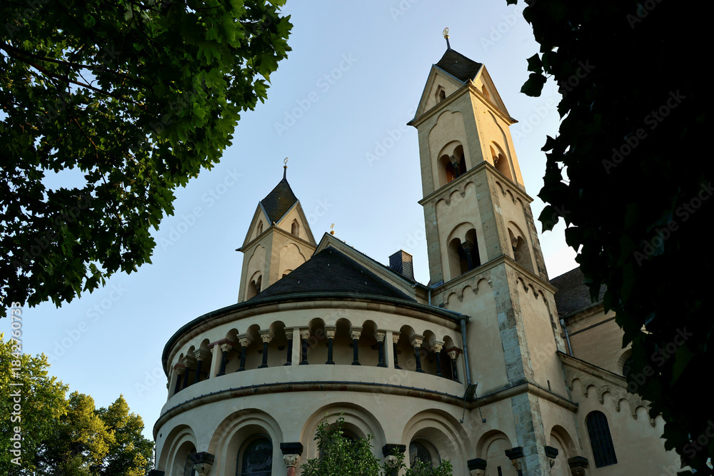 Fototapeta premium Die Basilika St. Kastor, auch Kastorkirche genannt in der Altstadt von Koblenz in der Nähe vom Deutschen Eck, wo die Mosel in den Rhein fließt.