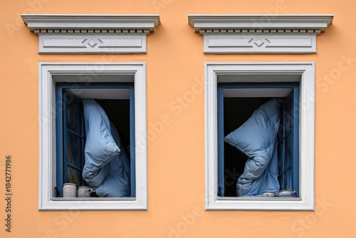 De 0024-17 Windows with duvets to air out