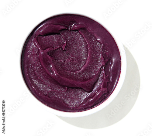 TOP AÇAÍ CREAM BOWL ON A WHITE BACKGROUND