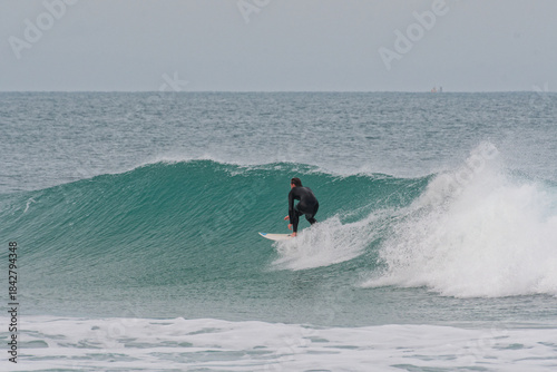 surfeur en bretagne nord, proche du cap frehel, sur les grandes houles d'automne