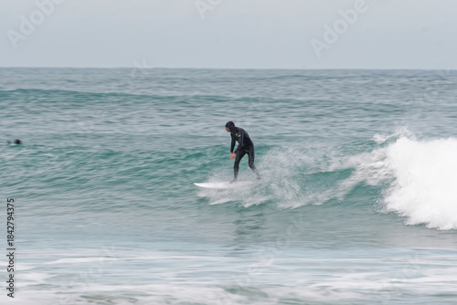 surfeur en bretagne nord, proche du cap frehel, sur les grandes houles d'automne