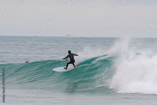 surfeur en bretagne nord, proche du cap frehel, sur les grandes houles d'automne