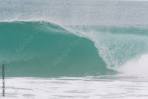 surfeur en bretagne nord, proche du cap frehel, sur les grandes houles d'automne