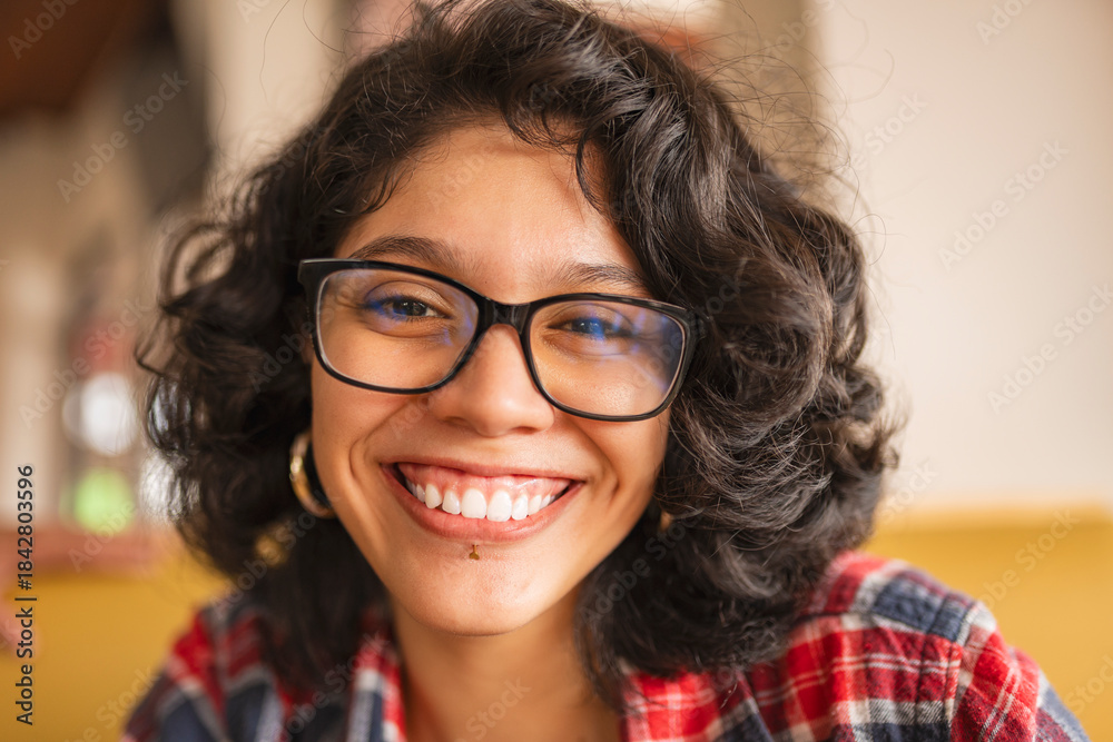 Obraz premium Close up portrait of smiling bisexual woman
