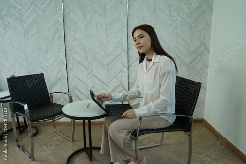 Wallpaper Mural Receptionist assisting client with documents . Torontodigital.ca