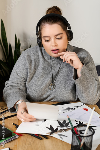 Foto Creative expression and artistic exploration by a beautiful plus size woman in a
