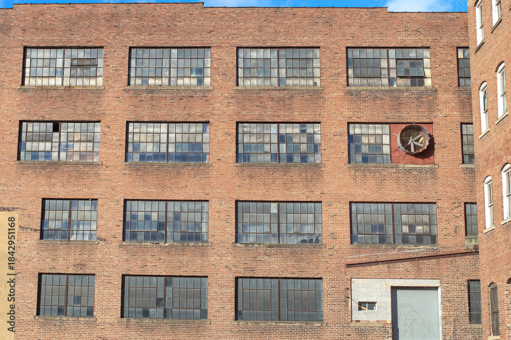 Obraz premium Wheeling Facade Factory Windows 