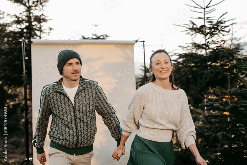 Paar vor einem beigen Studiohintergrund in freier Natur
